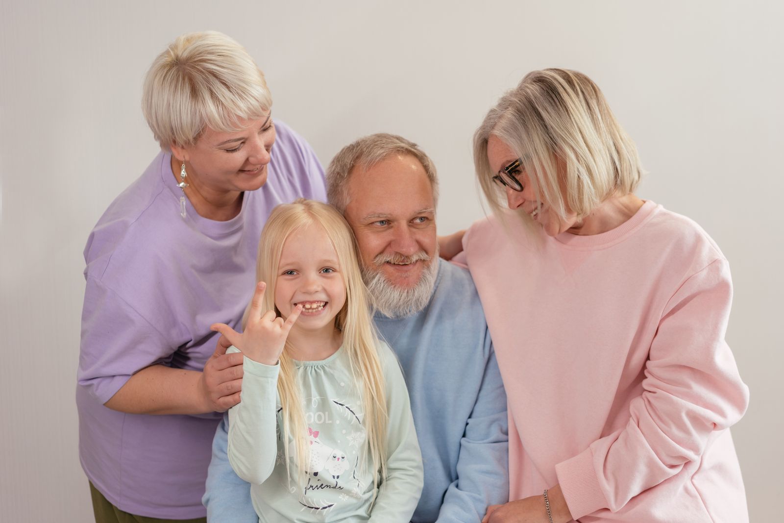 Grands-parents entourés de leur famille