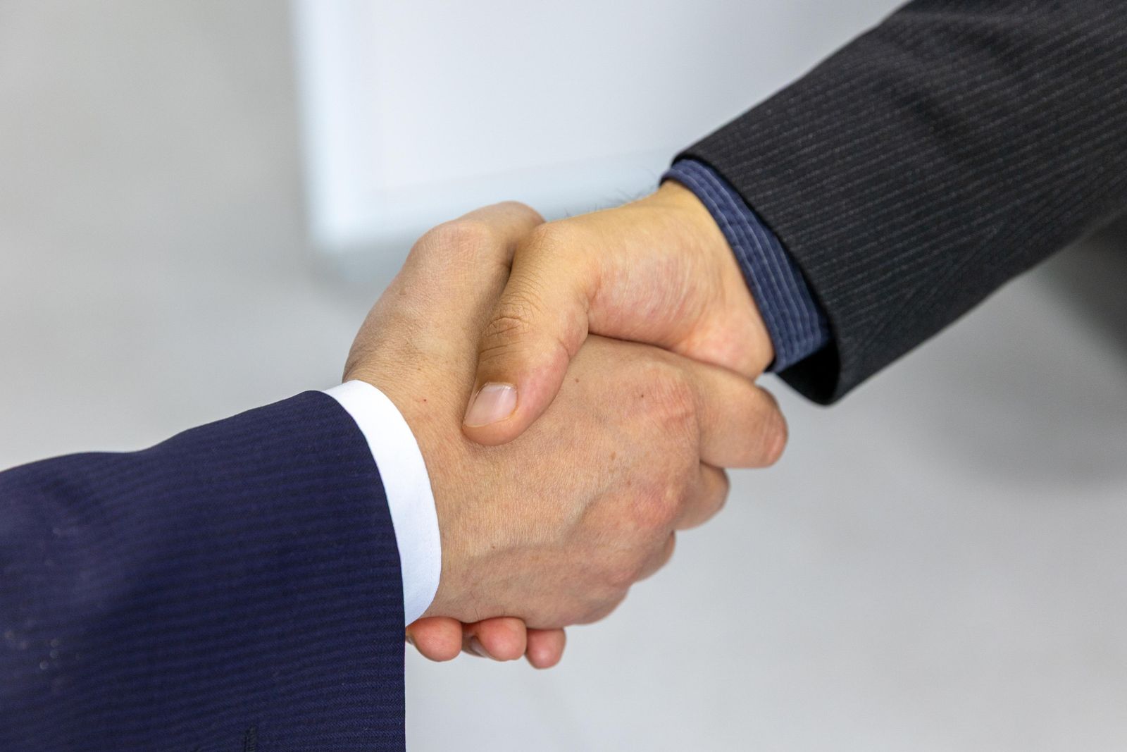 Poignée de main entre Edwige et un client, symbole de confiance