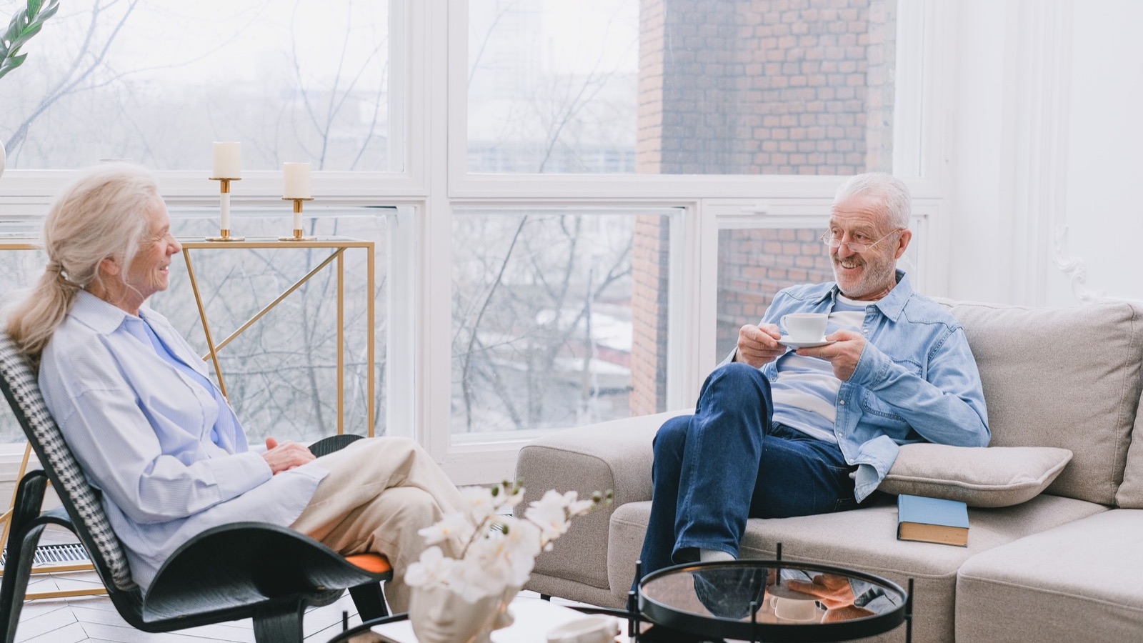 Couple de seniors dans leur salon, vente à terme en mensualités