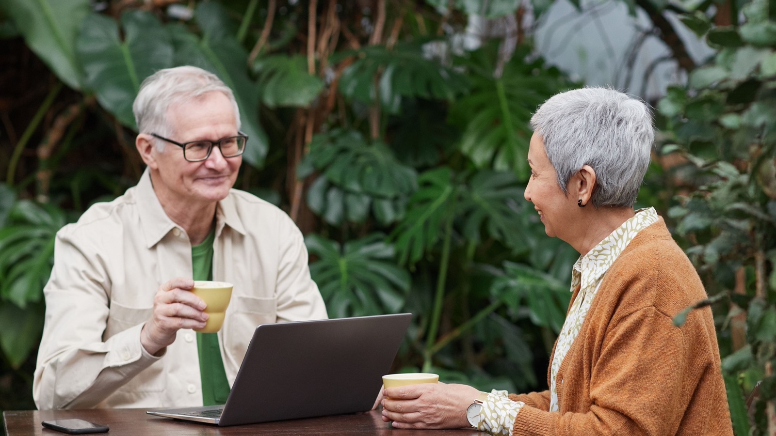 Couple de seniors discutant autour d'un ordinateur et d'un café, guide complet du viager